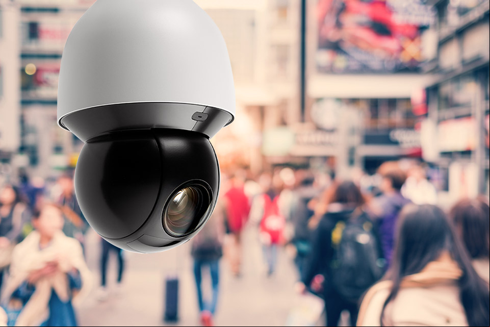 Cámara PTZ de CCTV en una ciudad