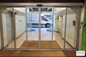Innomatik presenta soluciones ciber seguras para control de  en el sector privado con puertas automáticas Face SL4A