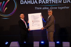 Kevin Chen, Presidente de Dahua WEU, recibe el Certificado CC EAL 3+ de manos de Xavier Vilarrubla, CEO de Brightsight