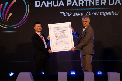 Kevin Chen, Presidente de Dahua WEU, recibe el Certificado CC EAL 3+ de manos de Xavier Vilarrubla, CEO de Brightsight