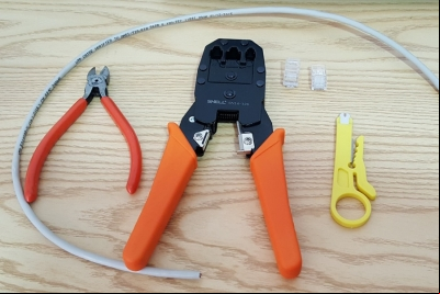 Video tutorial de ponchado de conectores RJ45 para cableado de red utilizando cable UTP